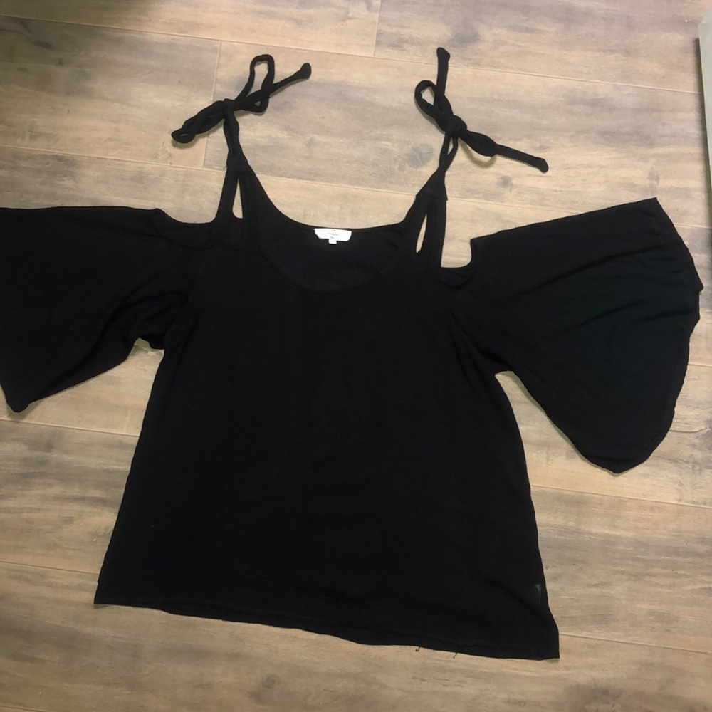 Entro tie shoulder top with flutter sleeves